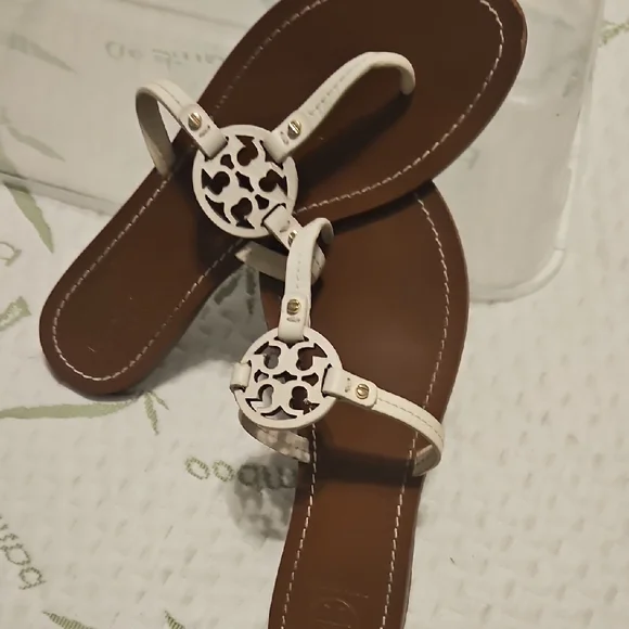 Tory Burch Off White and Brown Sandals with Logo Medallion. Mini Miller Sandals - Picture 4 of 4